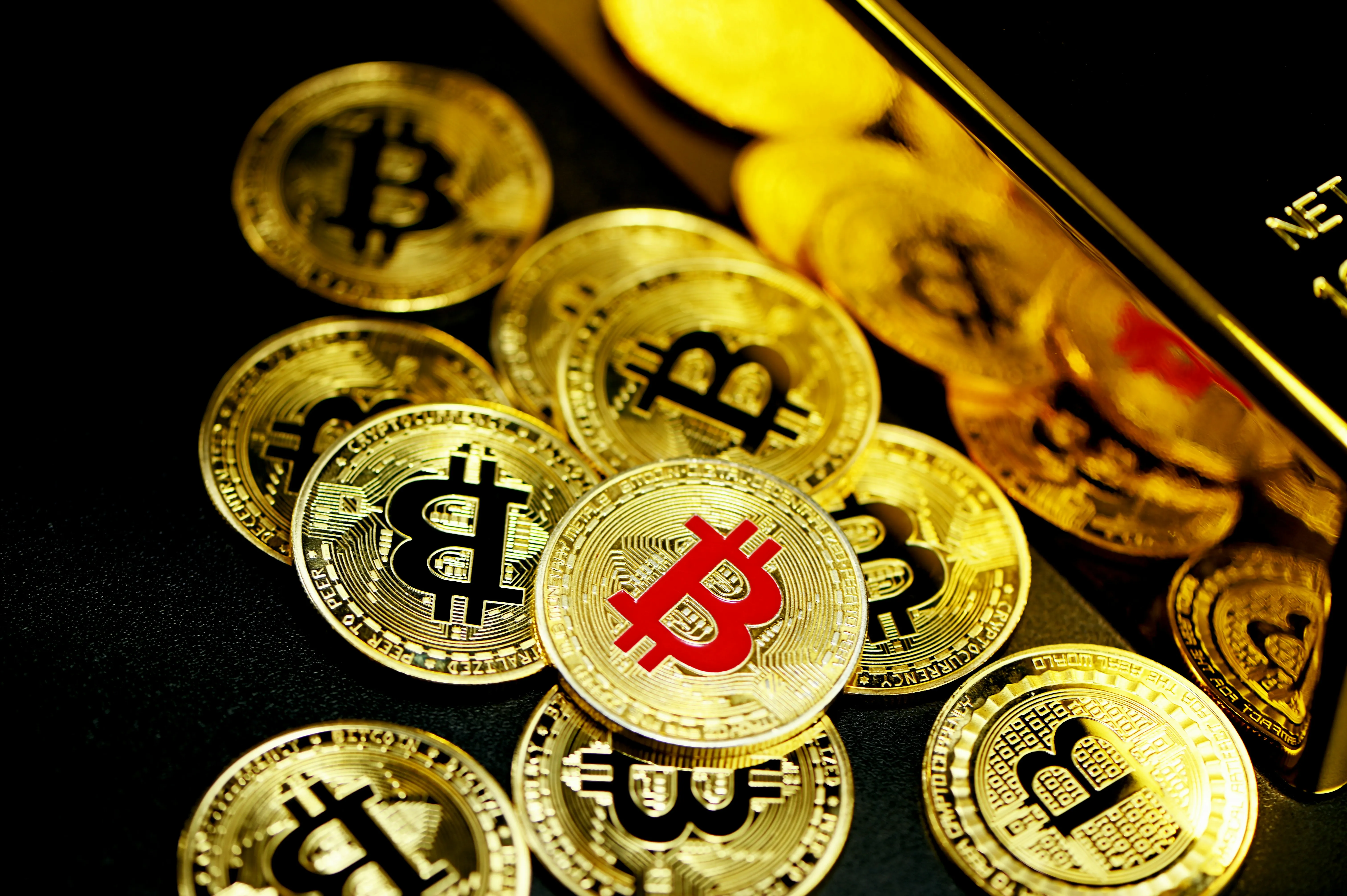 Phỉnh cược và người chia bài trên bàn Blackjack